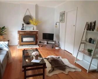 Entire 3 Bedroom Doveton House, No Shari - Eumemmerring - Obývací pokoj