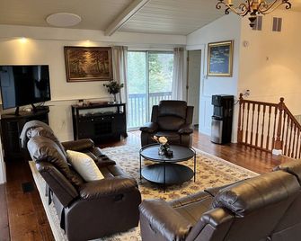 Enjoy a getaway on the scenic Housatonic River/Lake Lilinonah in New Milford, CT - New Milford - Living room