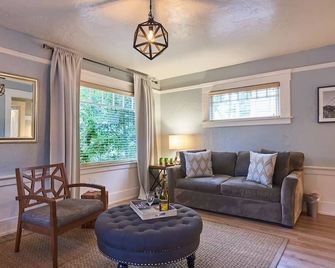 Waterfront Boutique Bungalow 1-Walk To Ferry To San Francisco, Free Wifi Parking - Vallejo - Huiskamer