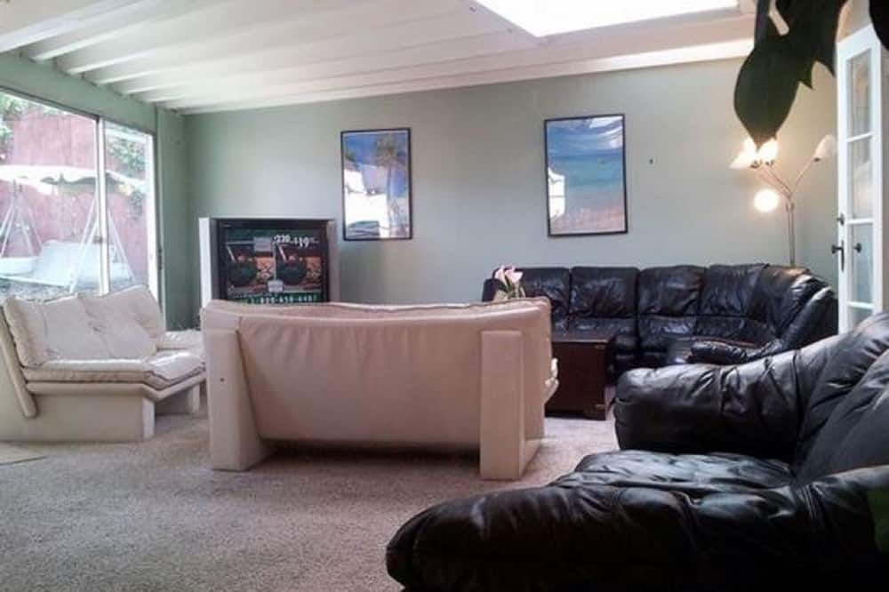 Large La Jolla 6+ Bedroom House Sleeps 16 to 18 Volleyball Crt 5 blocks to Beach - San Diego - Salon