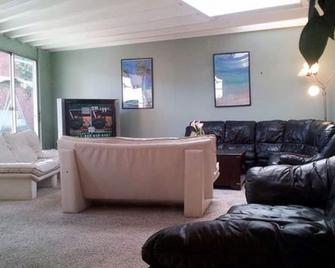 Labor Day nr Beach Large La Jolla 6+ Bedroom House Sleeps 16 to 18 Volleyball Ct - San Diego - Living room