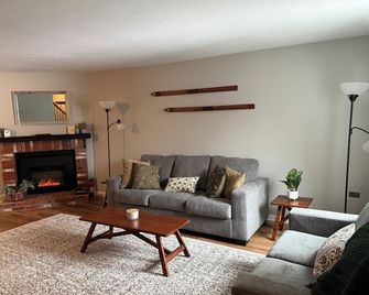Charming 2-bedroom townhome North Woodstock. Walk to town, 5mins from Loon. - Woodstock - Sala de estar