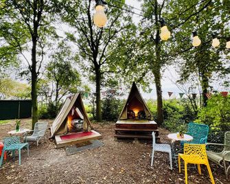Eco-Camping De Helleborus, Yurt, Bell & Safari tent, Pipo, Caravans, Dorms and Units - Groningen - Terasa