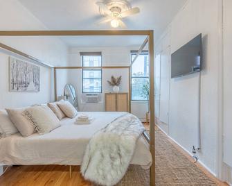 40 Percent Off Winter Special Book Cozy King Bed Now - Hoboken - Kamar Tidur