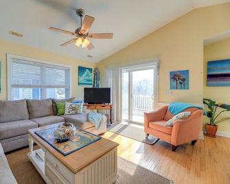 2 Blocks to Shore: Atlantic Beach Home w/ Views! - Atlantic Beach - Sala de estar