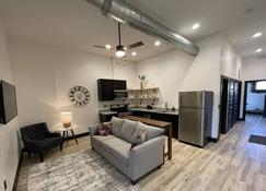 Montana House #202 - The Luxurious Downtown Stay - Dubuque - Vardagsrum
