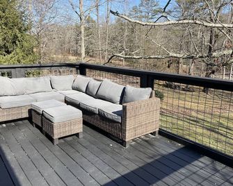 Peaceful 3 Bed/2 Ba on Lookout Mountain. Sleeps 10 - Rising Fawn - Balcony