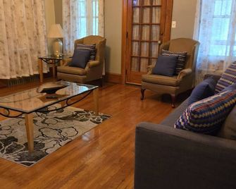 Charming 2-bedroom house with AC, WiFi in fantastic East Stroudsburg - East Stroudsburg - Living room