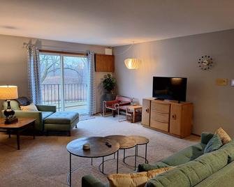 Fully Furnished 2 Bedroom/1bathroom - West Bend, Wi - West Bend - Вітальня