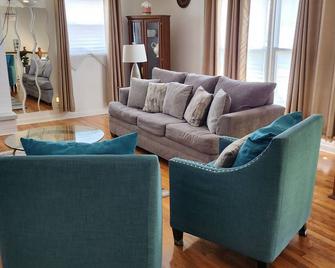 The Country Life - house - Markham - Living room