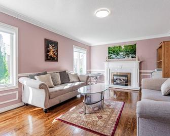 Luxurious Spacious Dream Home - Richmond Hill - Living room