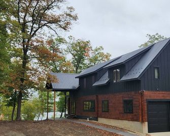 Bear Paw Cabin on the lake, with private water access, quiet getaway sleeps 6 - Pine River - Building