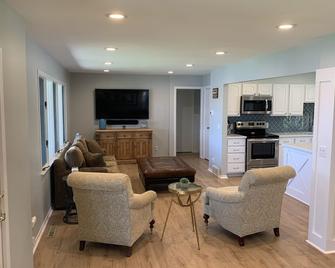 Lakefront Wisconsin home minutes from Sand Valley, w/pontoon boat rental option - Nekoosa - Living room