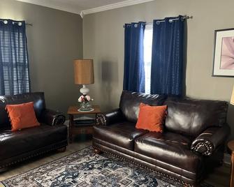Good things come in small packages! Cute, clean, and close to everything! - Kokomo - Living room