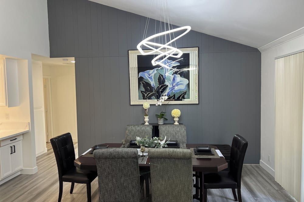 Spacious, Modern, 2 Bedroom 2 Bathroom House - Fair Oaks - Comedor
