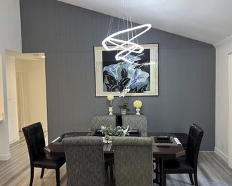 Spacious, Modern, 2 Bedroom 2 Bathroom House - Fair Oaks - Comedor