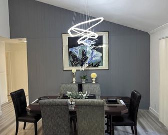 Spacious, Modern, 2 Bedroom 2 Bathroom House - Fair Oaks - Comedor