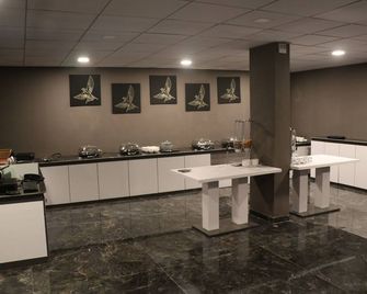 Nest Beacon Resort Daman - Даман - Buffet
