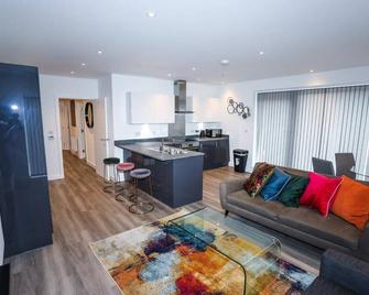 Immaculate 2-bed Apartment in London - London - Living room