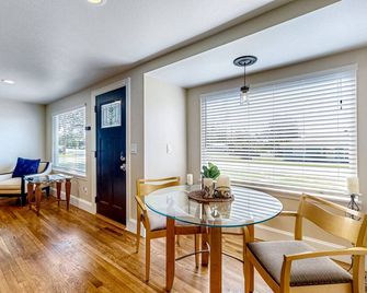 Whidbey Way Beach House - Oak Harbor - Dining room