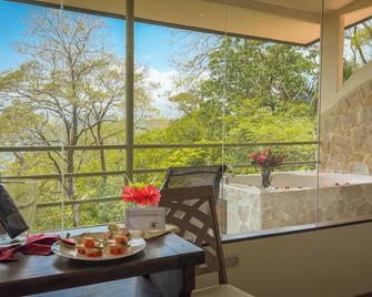 Issimo Suites Boutique Hotel & Spa - Adults Only - Manuel Antonio - Balcon
