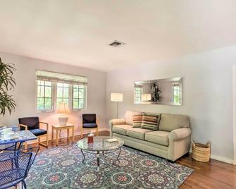 Vibrant West Palm Beach Home Less Than 2 Mi to Beach! - West Palm Beach - Sala de estar