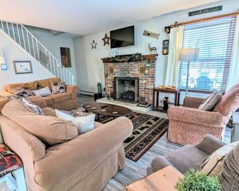 Harmony Cottage by Avantstay Lake Access, Hot Tub, Fire Pit, & Game Room - Lake Harmony - Sala de estar