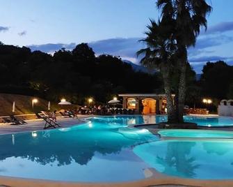 호텔 보르고 안티코 포그지올로 델 프린시페 - 산 세베리노 - 수영장
