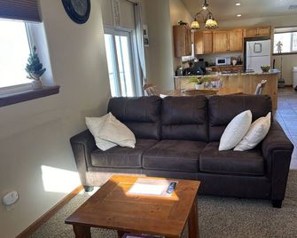 Mesa Cottage: 1 minute drive-Powder Horn Ski Resort 3 Queen size beds-Sleeps 6 - Mesa - Sala de estar