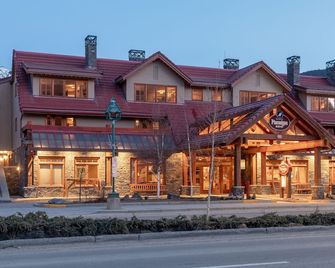 Banff Ptarmigan Inn - באנף - בניין