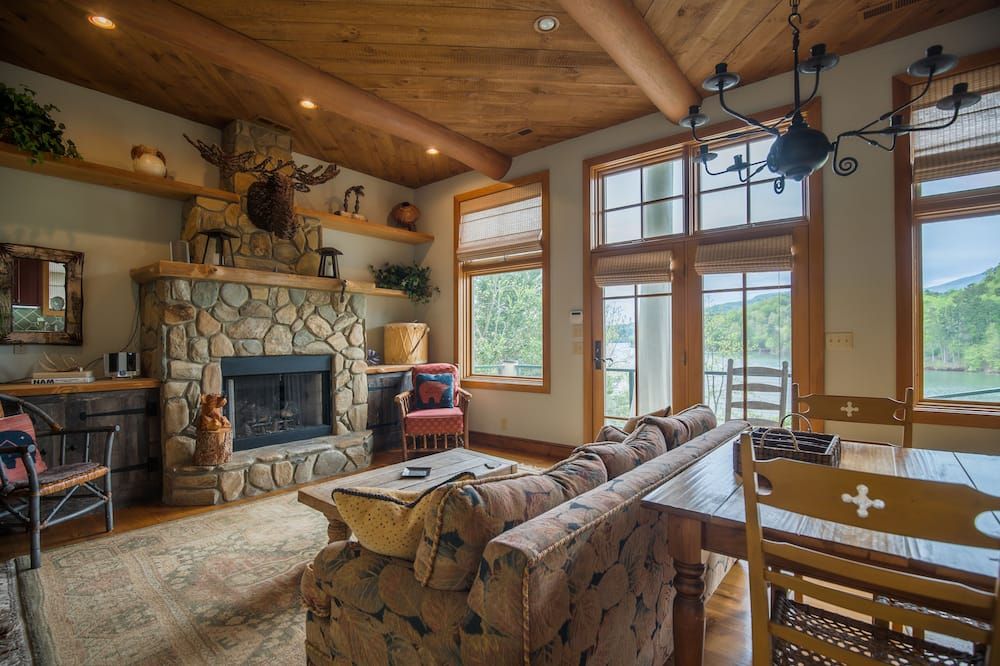 Parabull's Point, Lake Lure, Luxury House with water slide - Lake Lure - Obývací pokoj