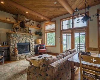 Parabull's Point, Lake Lure, Luxury House with water slide - Lake Lure - Obývací pokoj