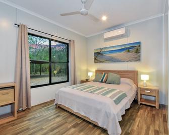 Modern self contained/serviced 2-bedroom cabin near Darwin. - Humpty Doo - Bedroom