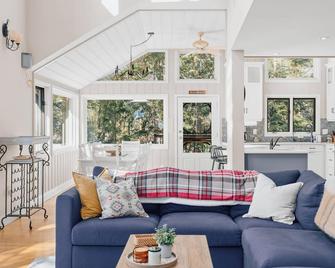 Waterfront Lake of Bays Cottage w/Sauna, Kayaks, BBQ, A/C - Dwight - Sala de estar