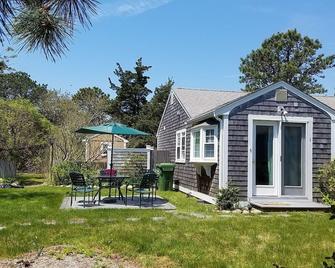 Walk To Seagull Beach From This Pristine Cape Cod Getaway Home - West Yarmouth - Patio