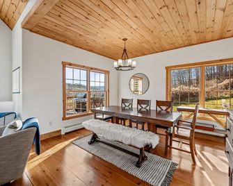 New & Stunning Chalet! Reno'd, Hot-Tub, Barrel Sauna, Slope Views, Fire Pit - Ellicottville - Salle à manger