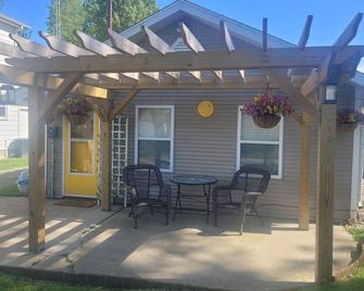 Pergola Place - Lake Access, 2 Bedroom, Sleeps 5, Pet Friendly - Brooklyn - Patio