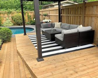 Garden Suite with Pool and Sauna - Брамптон - Басейн