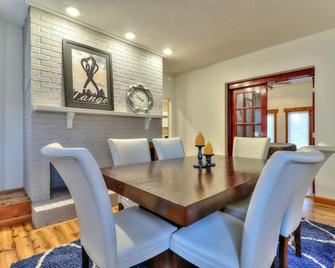 Updated Large House On Green Street Near Uiuc - Champaign - Dining room