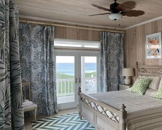 Barefoot Beach - oceanfront beach house w/ private beach, sunrise & sunset views - Hope Town - Habitación