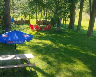 Country cottage in a private setting ,less than 5 min drive to the beach - Goderich - Patio