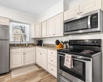 Updated Downtown Fenton 2 Bedroom Unit- Close To Lakes, Walk Downtown! - Fenton - Kitchen