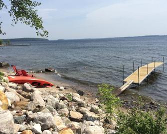 Lakefront, private beach, dock, kayaks, Paddle Boat and pet friendly! - Plattsburgh - Beach