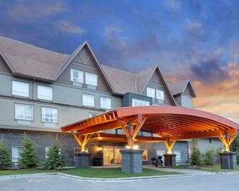 Super 8 by Wyndham Canmore - Canmore - Gebouw