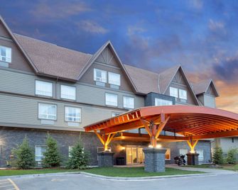 Super 8 by Wyndham Canmore - Canmore - Building