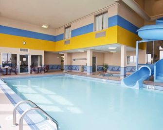 Comfort Inn & Suites Airport South - Calgary - Pool