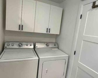 Grand 4,5 rénové à neuf près de bus et autoroute! - Québec - Laverie