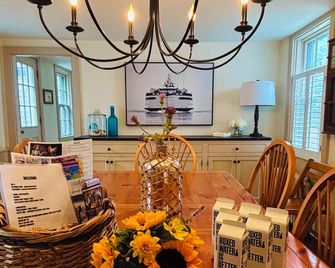 Downtown Edgartown, Prime Location, Sleeps 8 - Edgartown - Dining room