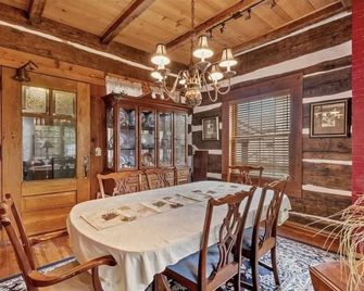 Historic 200 year old 3-bedroom log house with WiFi and AC in charming Winesburg - Winesburg - Dining room