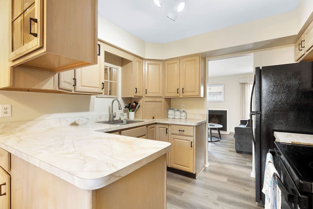 3-bedroom condo quiet and secure in an upscale neighborhood downtown Detroit. - דטרויט - מטבח